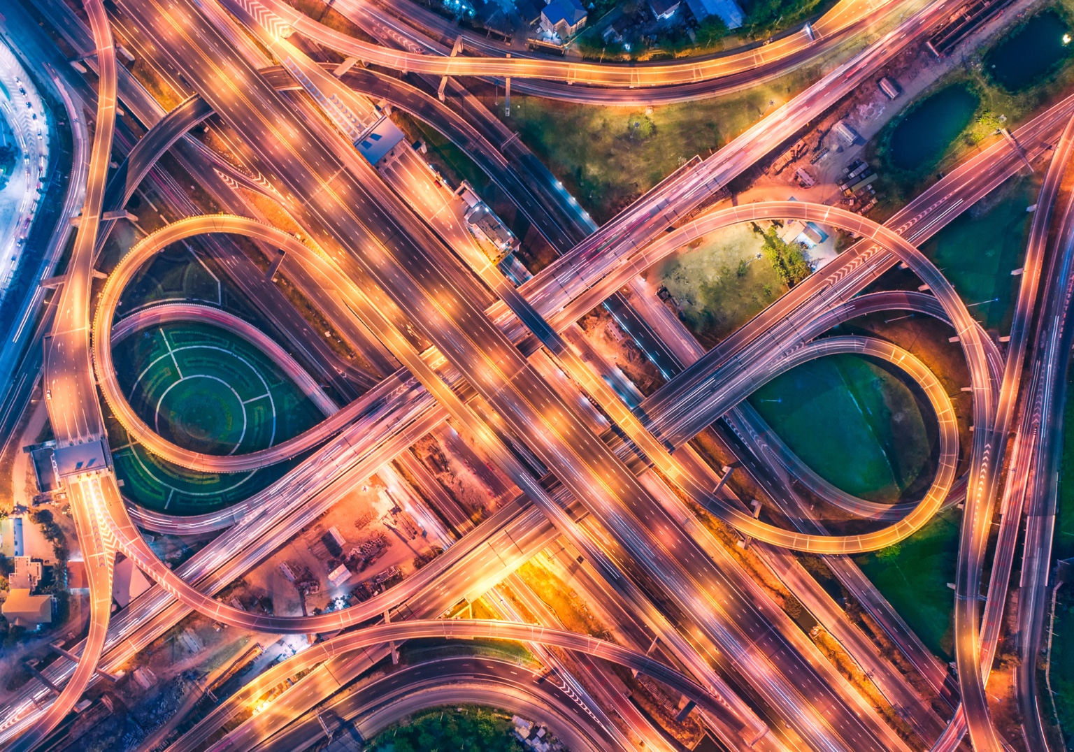 Autobahnkreuz als Symbol für strukturierte Prozesse und Systeme im Unternehmen