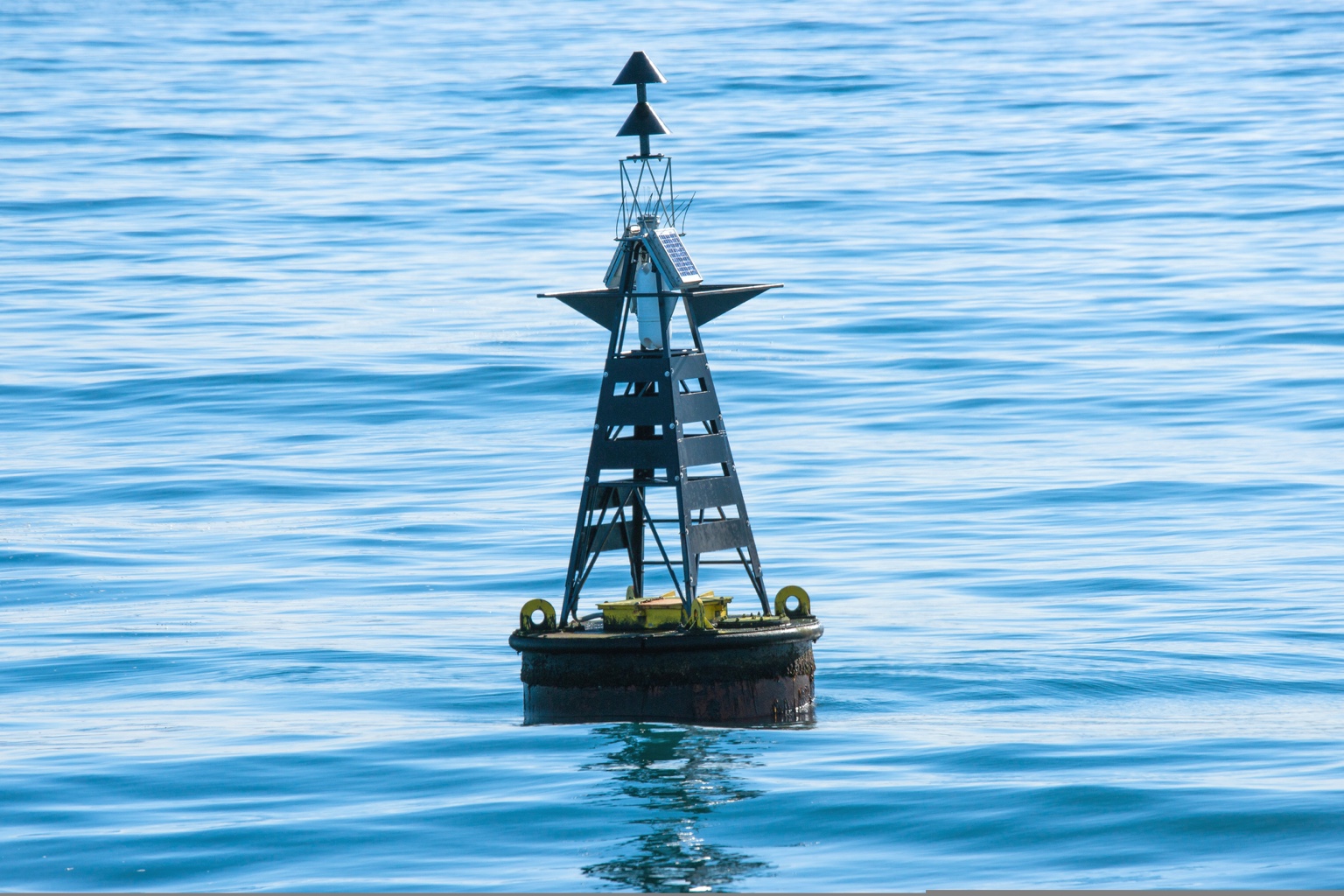 Navigationsboje im Wasser als Symbol für klare Ziele und Leitplanken