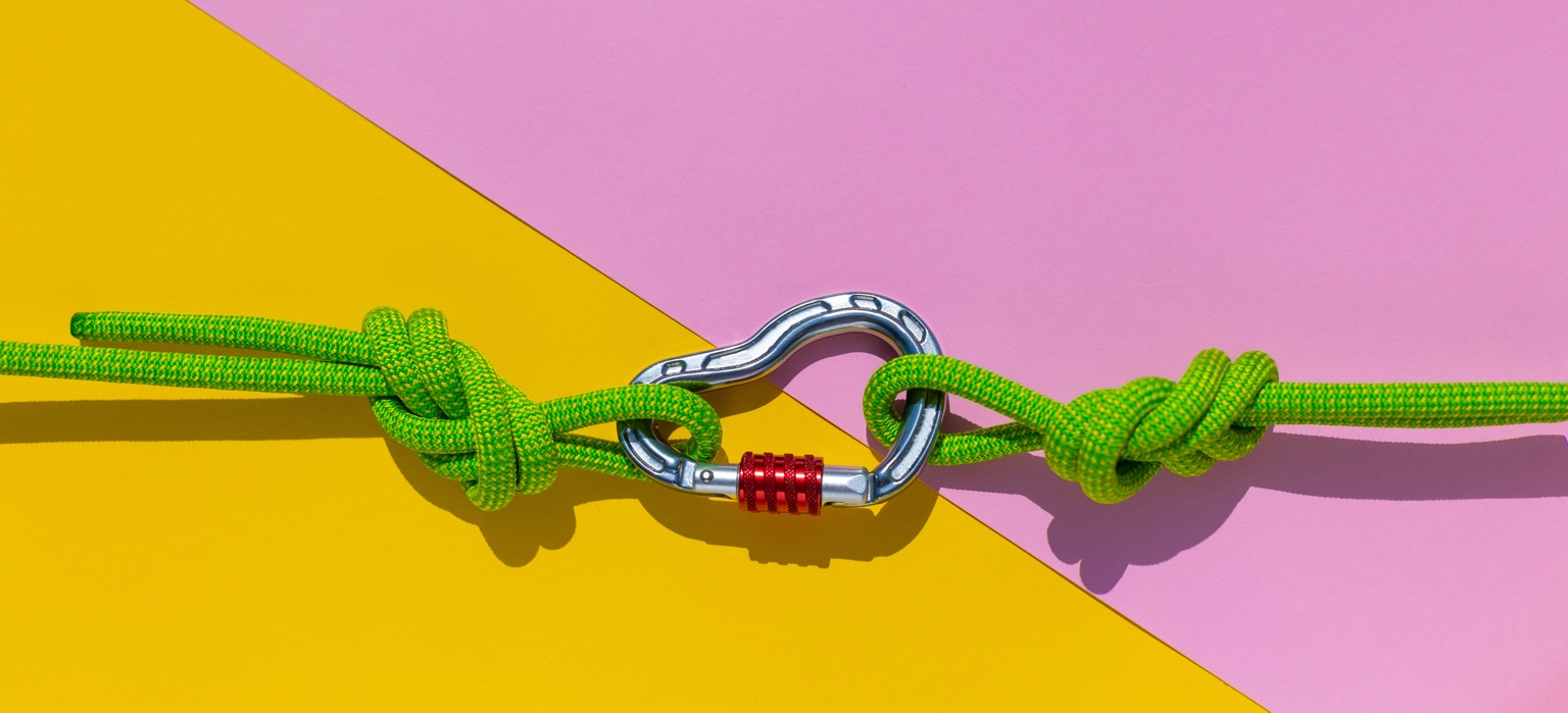 Zwei Seile mit Karabiner als Symbol für Verantwortung und unterstützende Verbindung