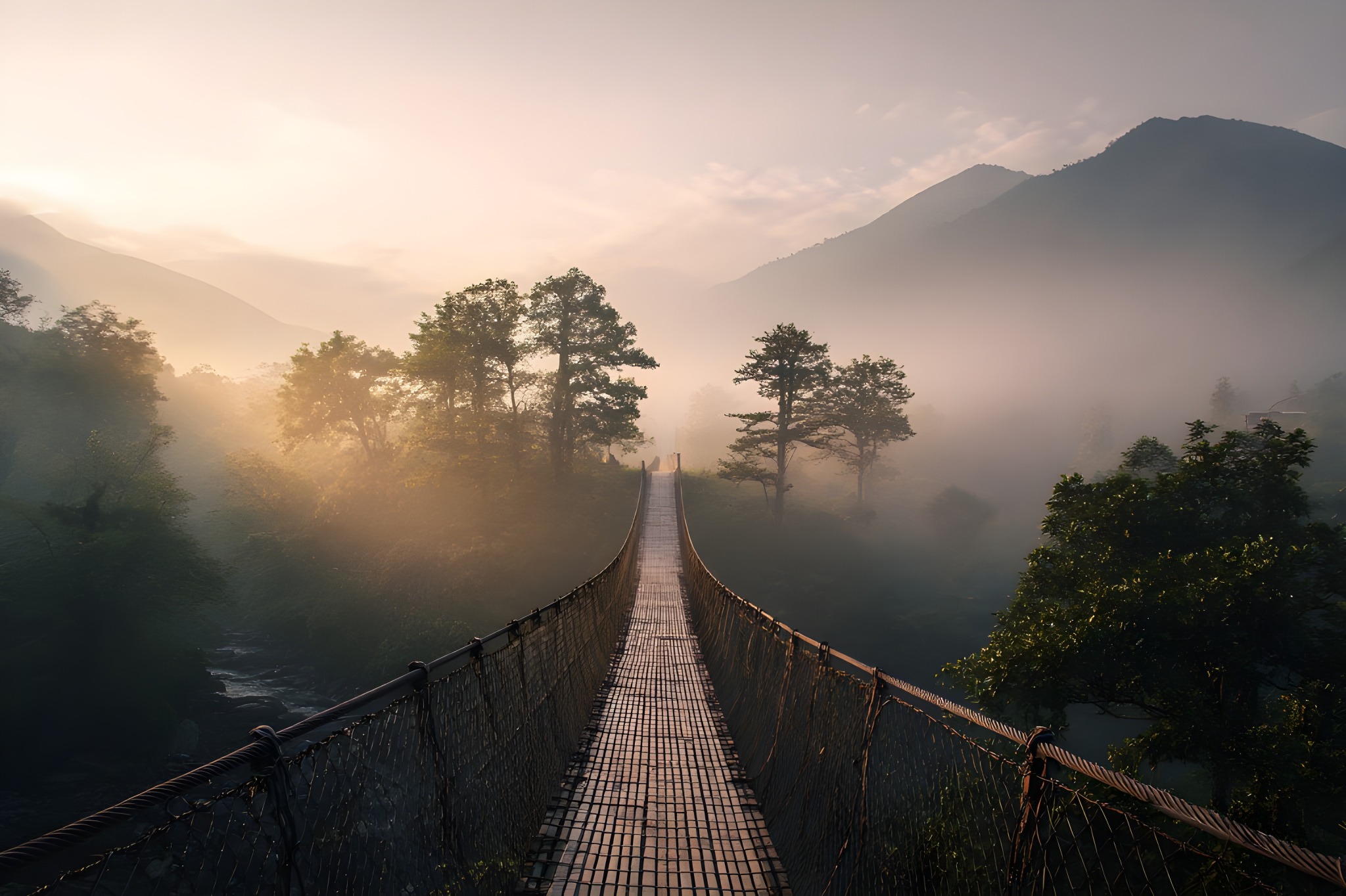 Hängebrücke über einem nebligen Tal im Morgenlicht als Symbol für Vertrauen und einen klaren Weg